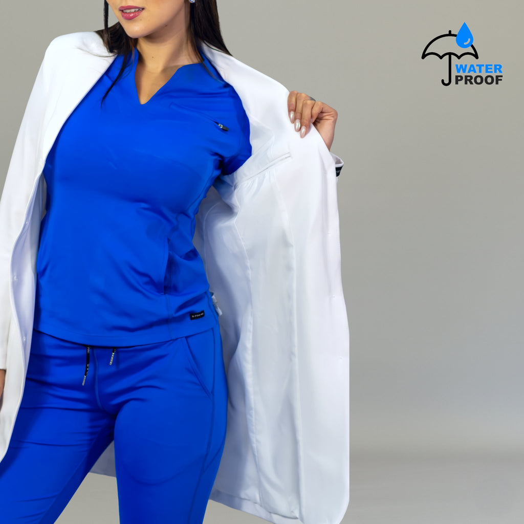 Bata médica mujer antifluido con bolsillo en pecho izquierdo