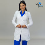Detalle de corte slim fit en bata médica blanca para dama