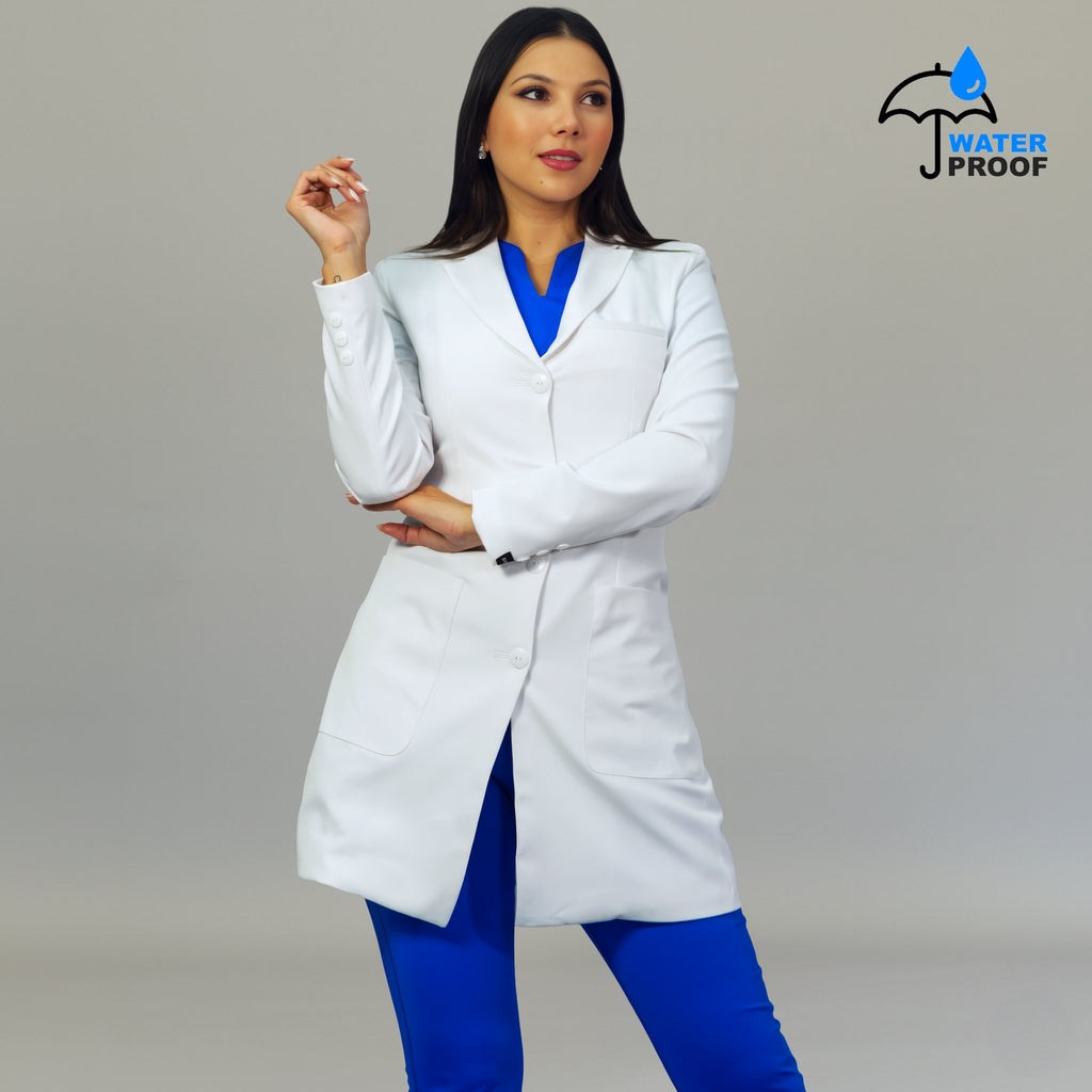 Bata médica blanca stretch antifluido para mujer con forro interior