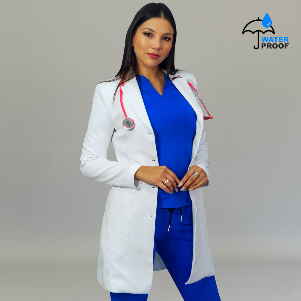 Bata médica blanca para mujer con bolsillos frontales funcionales
