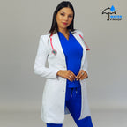Bata médica blanca para mujer con bolsillos frontales funcionales
