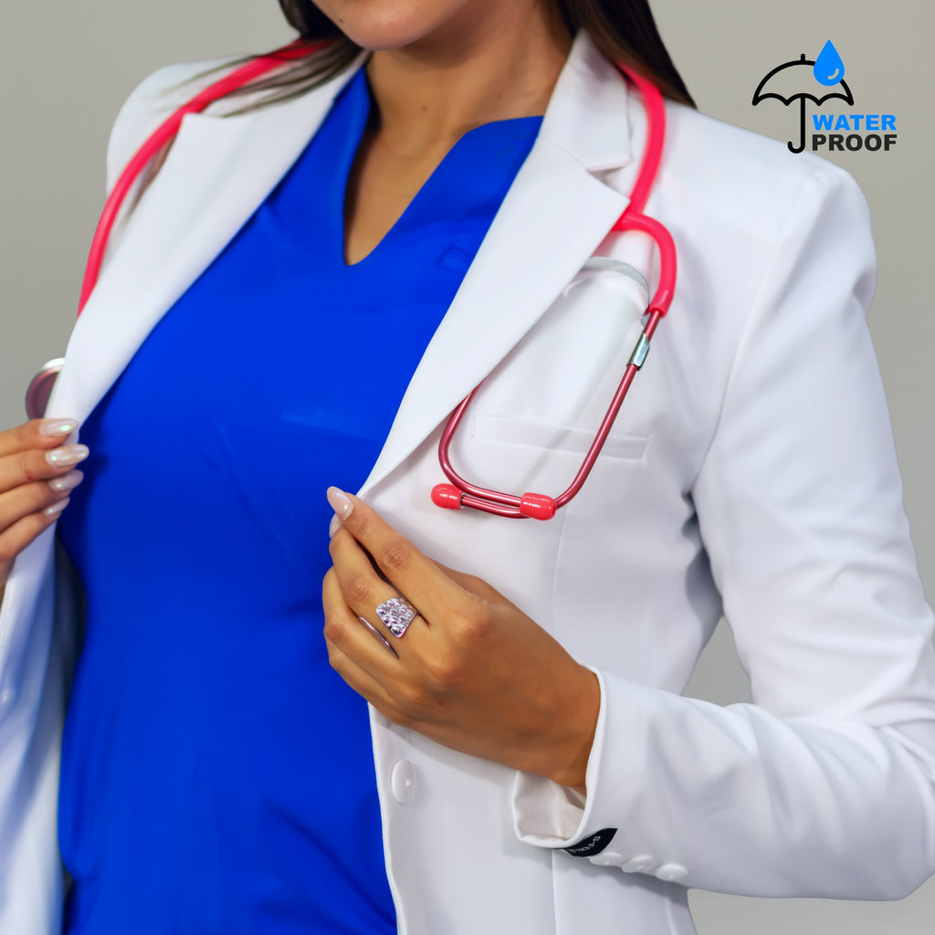 Bata médica antifluido para mujer combinada con uniforme clínico azul