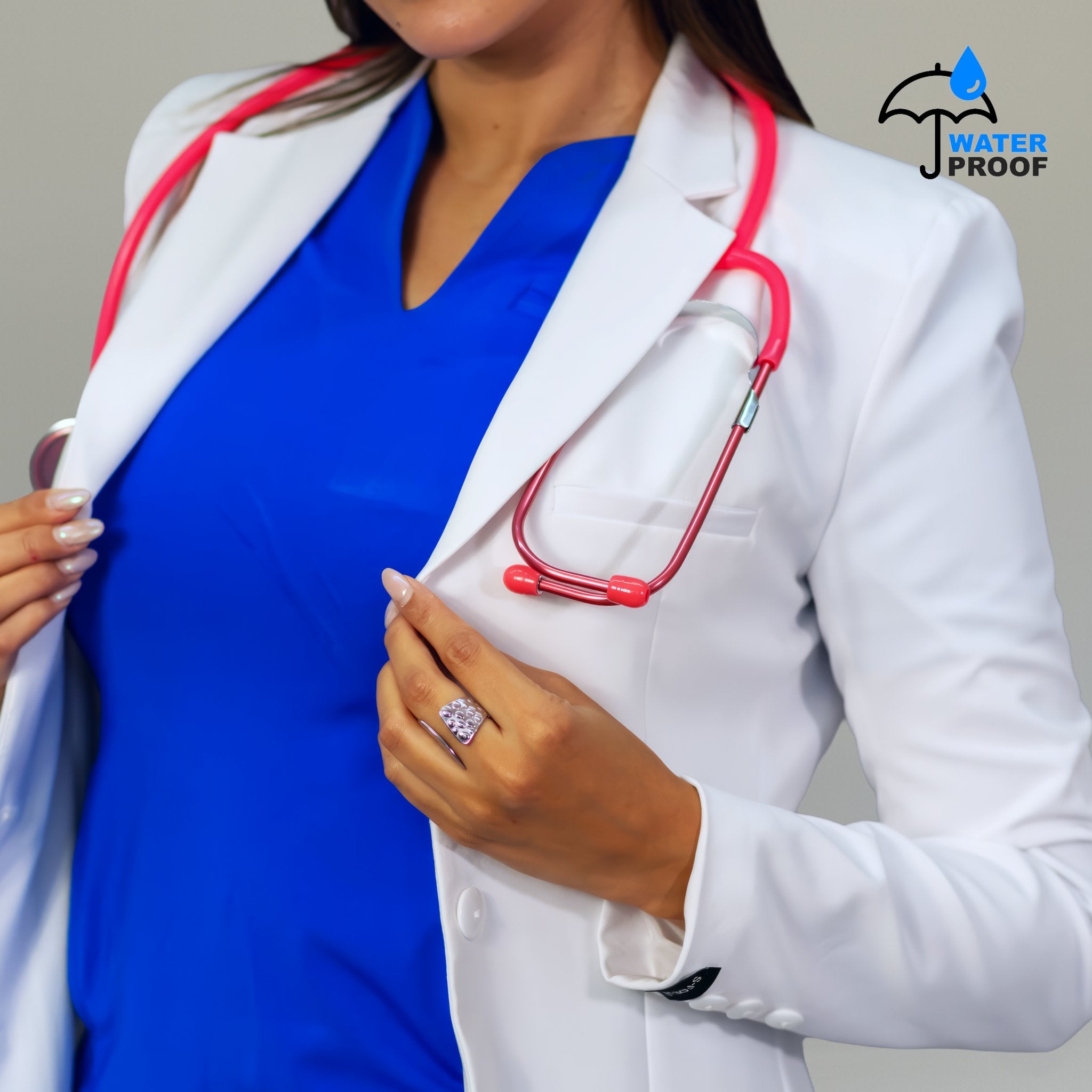 Bata médica antifluido para mujer combinada con uniforme clínico azul