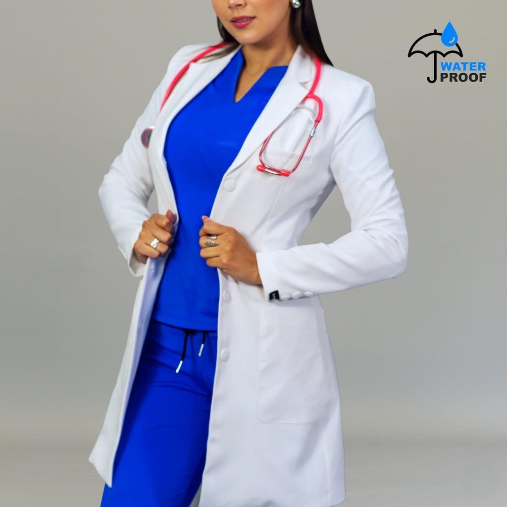Vista frontal de bata médica mujer antifluido color blanco