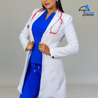 Vista frontal de bata médica mujer antifluido color blanco