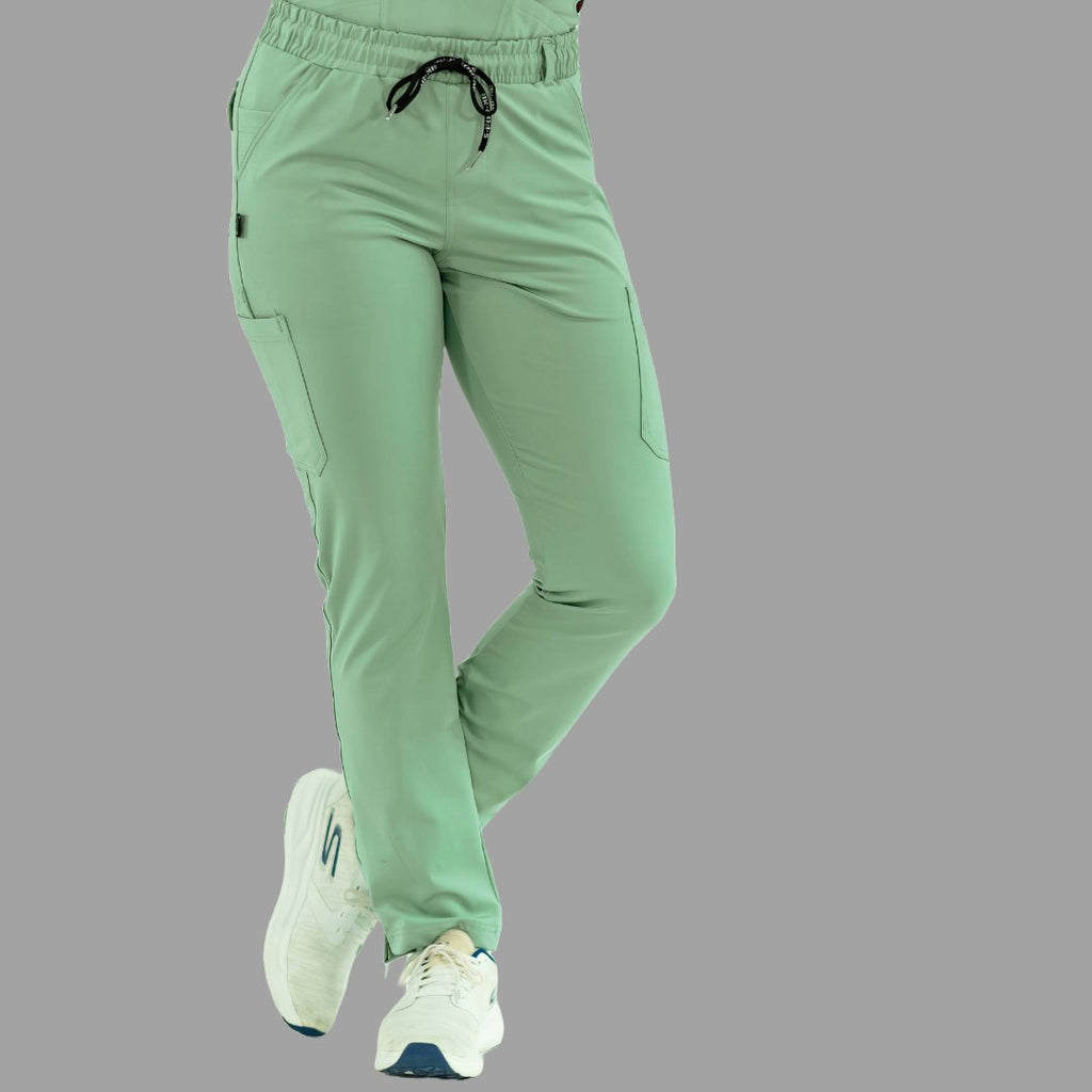 Vista frontal de pantalón médico 930 verde menta con un pie apoyado en la punta.