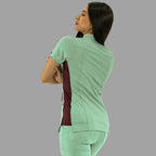 Filipina médica verde menta, vista posterior de tres cuartos con brazos cruzados.