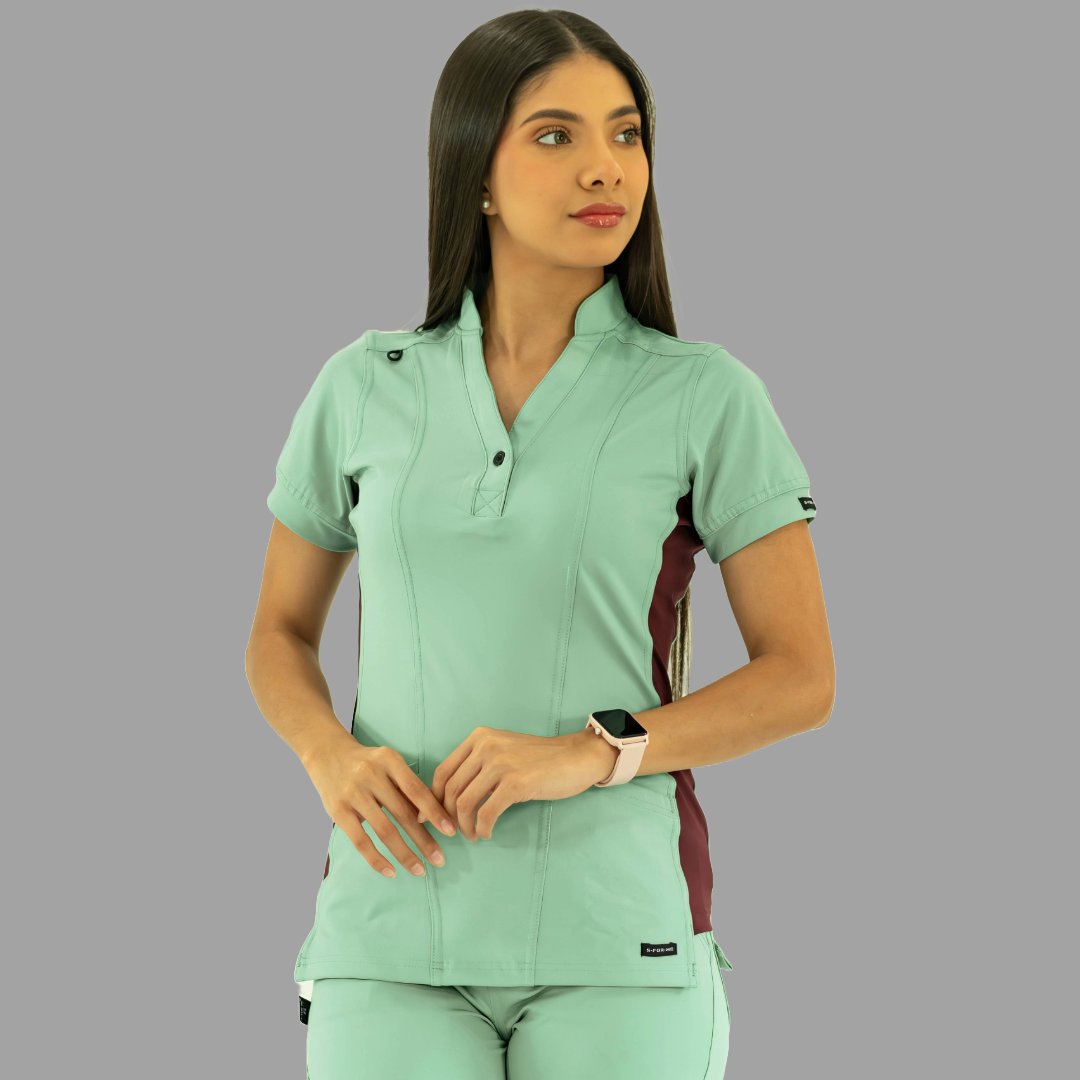 Filipina médica 930 verde menta y vino, vista frontal completa con manos juntas.