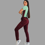Vista lateral de filipina verde menta y pantalón médico vino, pose de cuerpo entero.