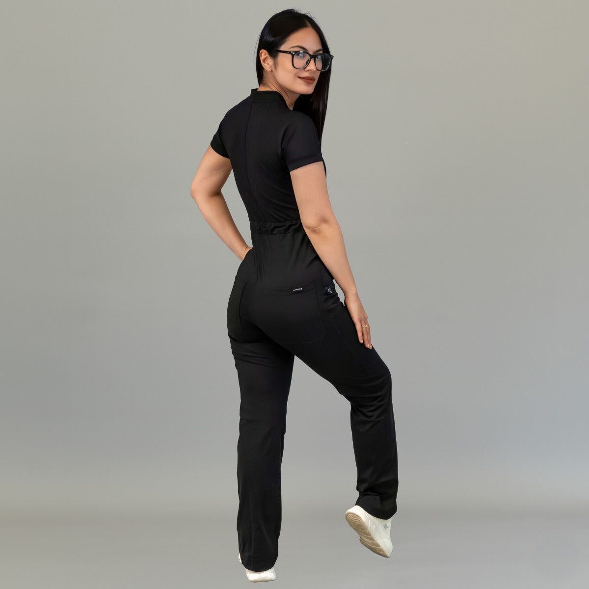 Vista posterior de cuerpo completo del jumpsuit quirúrgico negro Style 945