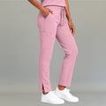 Vista lateral del pantalón médico palo de rosa claro 502 para mujer mostrando el ajuste en pierna.