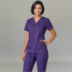 Vista frontal de filipina médica lavanda profundo modelo 502 con cuello en V.
