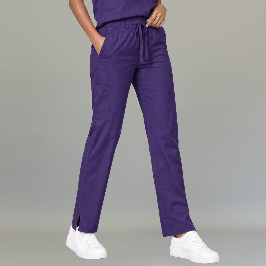 Vista frontal del pantalón quirúrgico 502 pierna amplia para mujer en color lavanda profundo.