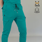 Detalle frontal de jogger médico verde teal para hombre con cintura ajustable