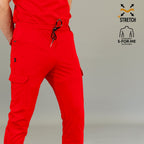 Detalle de pretina y bolsillo lateral del jogger médico rojo 901 para hombre
