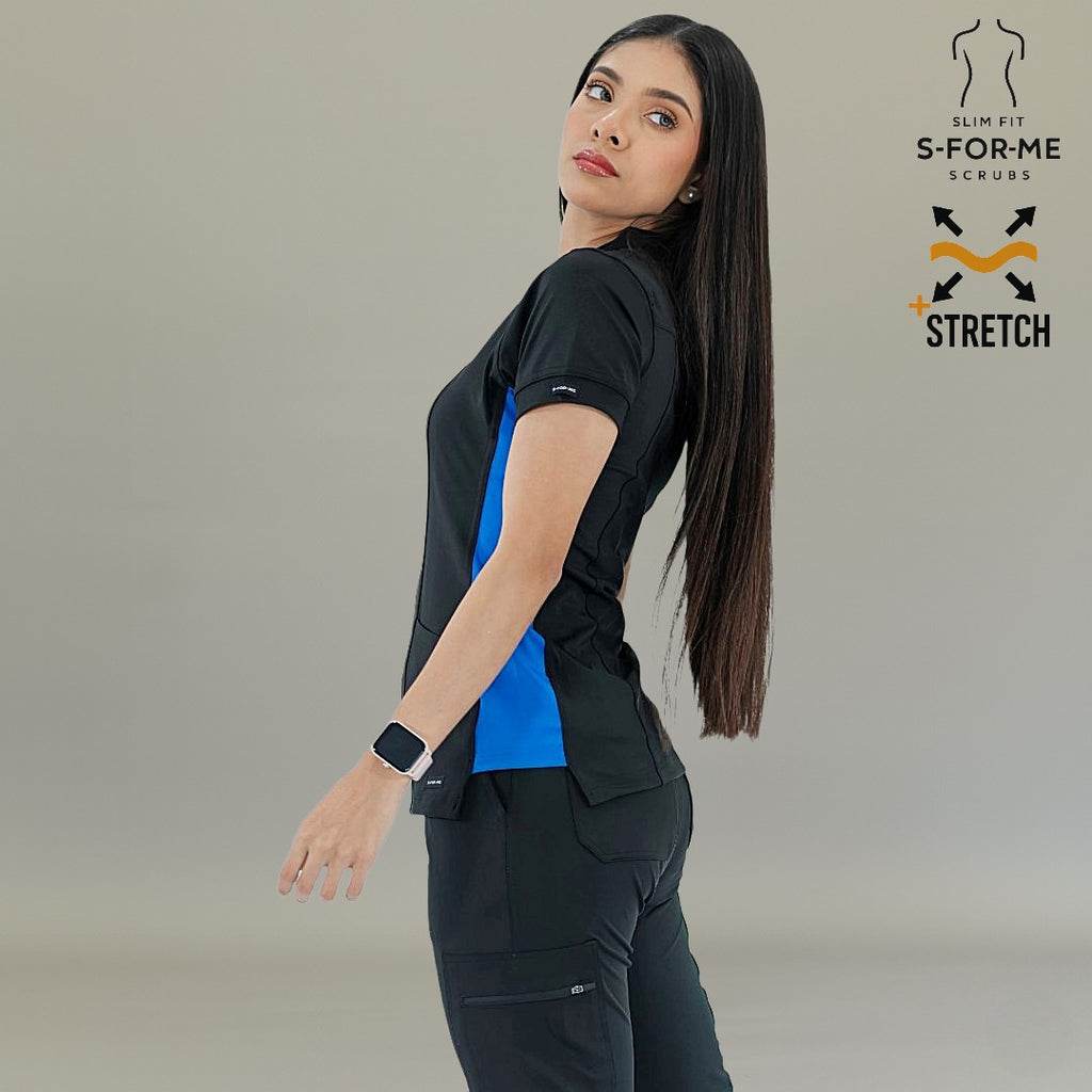 Vista de perfil de filipina médica 930 negra con detalles laterales en azul rey y pantalón médico negro.