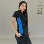 Vista lateral de filipina médica 930 negra mostrando franja azul rey y pantalón médico a juego.