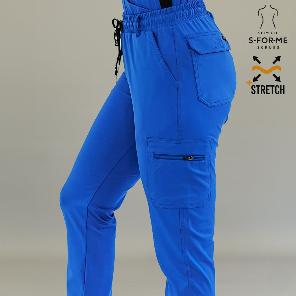 Acercamiento lateral del pantalón médico 930 azul rey, destacando bolsillo cargo y ajuste trasero.