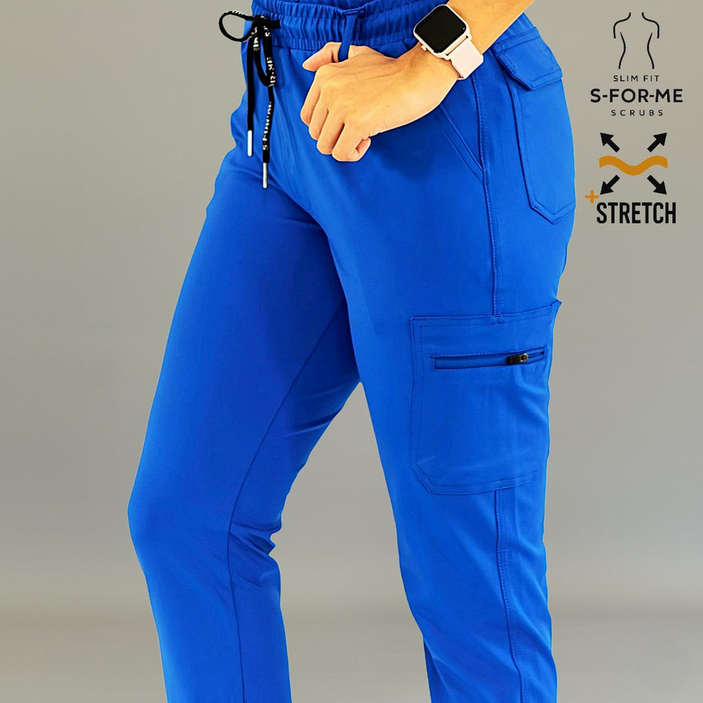 Acercamiento frontal del pantalón médico 930 azul rey mostrando la mano en el bolsillo superior.