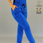 Acercamiento lateral del pantalón médico 930 azul rey con la mano en el bolsillo delantero.