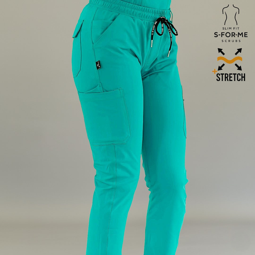 Detalle frontal de la cadera de pantalón médico 930 color teal con cordones ajustables.