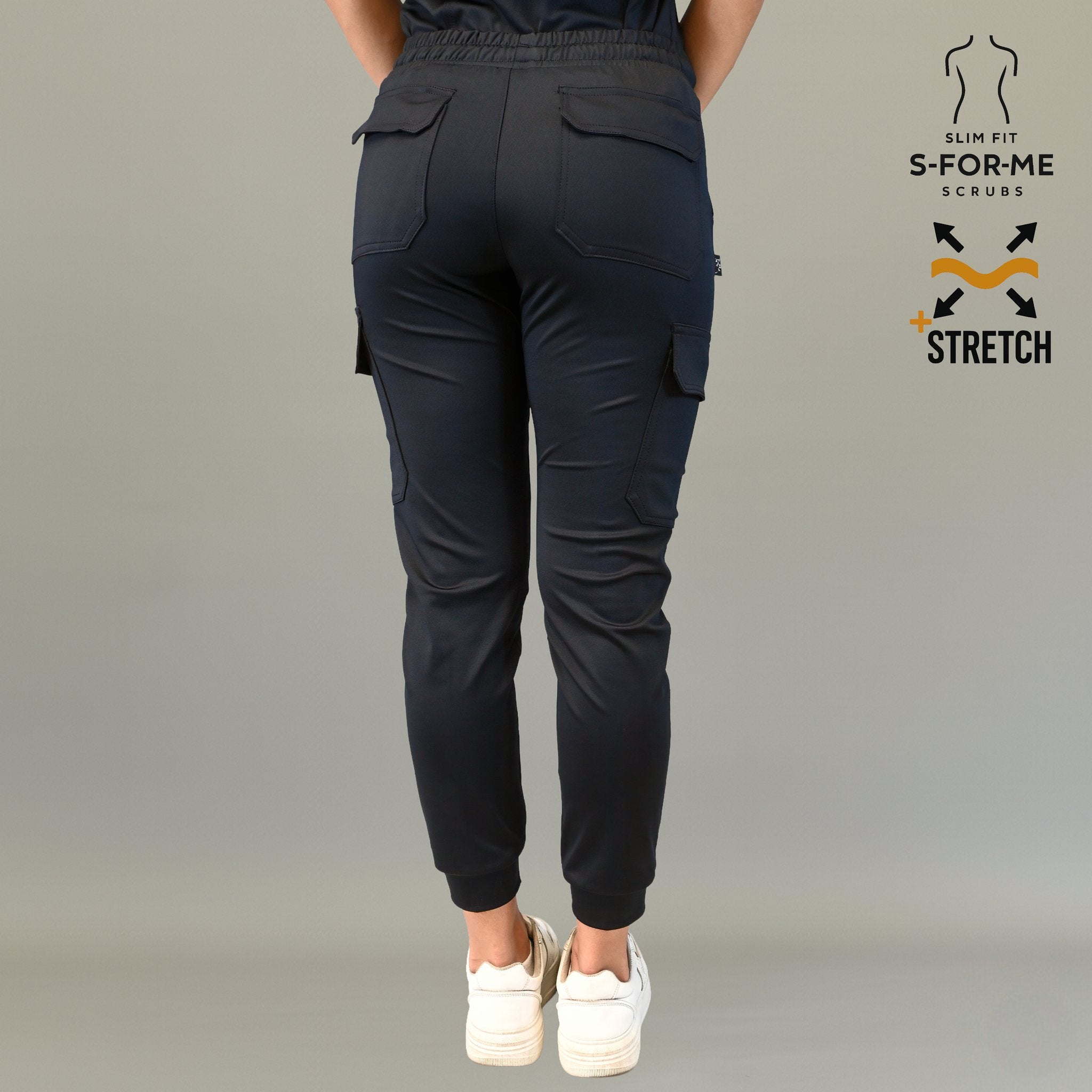 Detalle de bolsillos funcionales del jogger quirurgico negro mujer Estilo 910