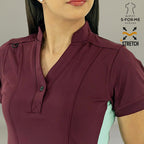 Acercamiento al cuello mao y botones de la filipina médica 930 en color vino con detalles menta.