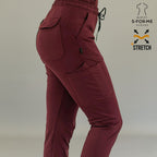Acercamiento posterior al pantalón médico 930 color vino, detalle de bolsas.