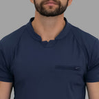 Detalle de cuello y bolsillo con cierre en filipina quirúrgica azul marino 910