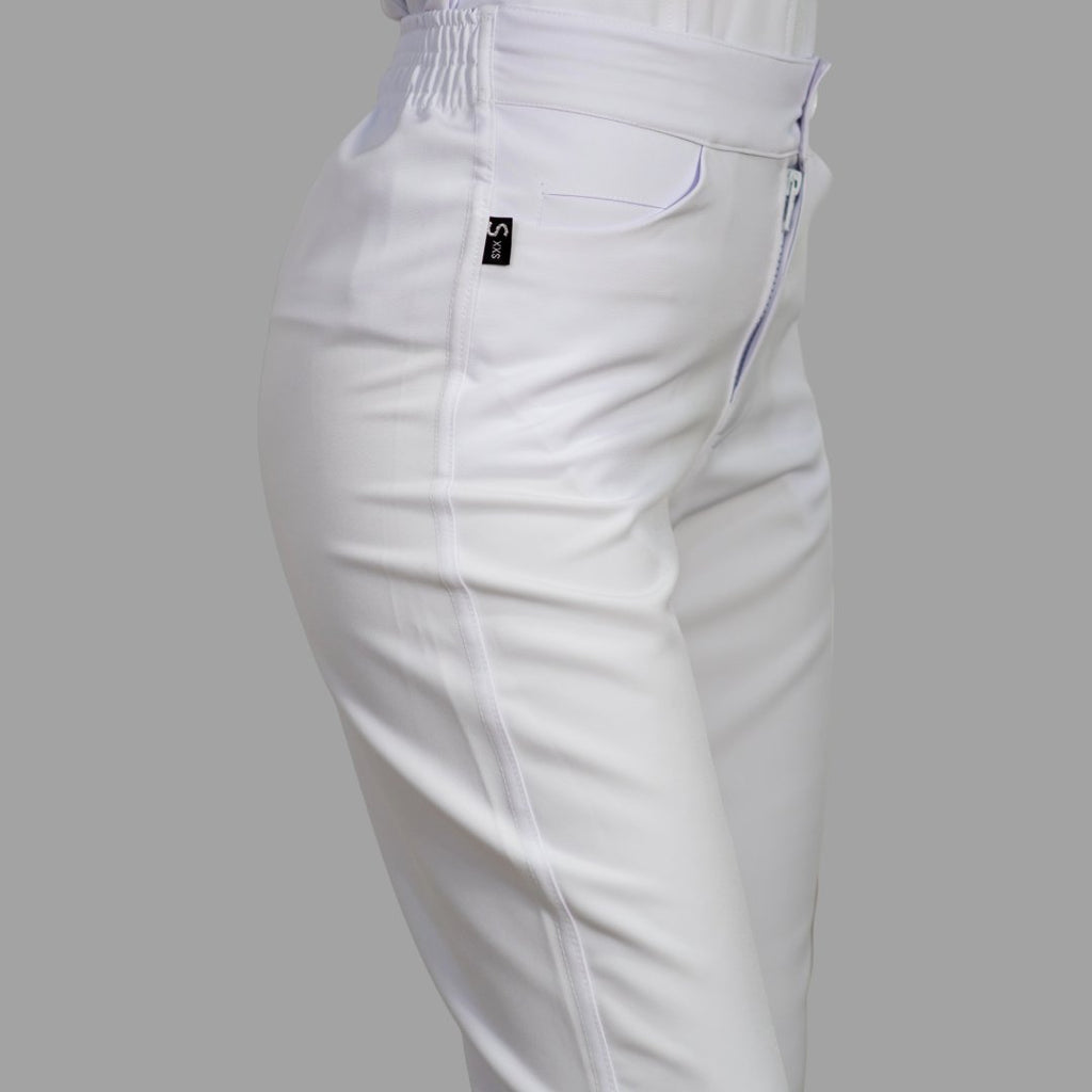 Detalle de pretina elástica y bolsillo en pantalón clínico blanco mujer