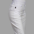 Detalle de pretina elástica y bolsillo en pantalón clínico blanco mujer