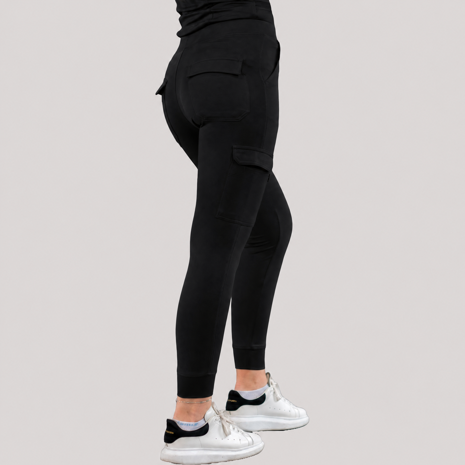 Jogger quirúrgico negro Scrubs 901 — vista trasera tres cuartos con bolsillos laterales