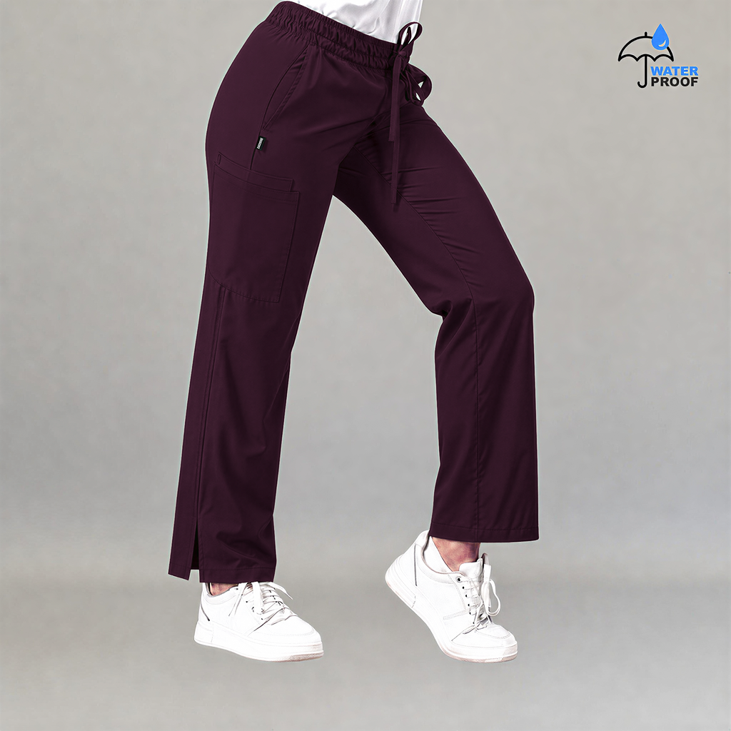 Pantalón médico Vino Cherry 502, vista lateral detallando ajuste y dobladillo.